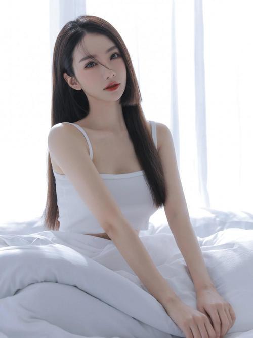 《超清一组纯欲性感诱惑风壁纸》极致高清画质，纯欲风与性感诱惑完美融合，每一张都让你心动不已，点亮屏幕的视觉盛宴