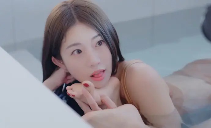 《两位性感美女浴室嬉戏爆火直播场面》两位主播在浴室中欢乐互动，水花四溅笑声不断，场面火爆吸引众多观众围观