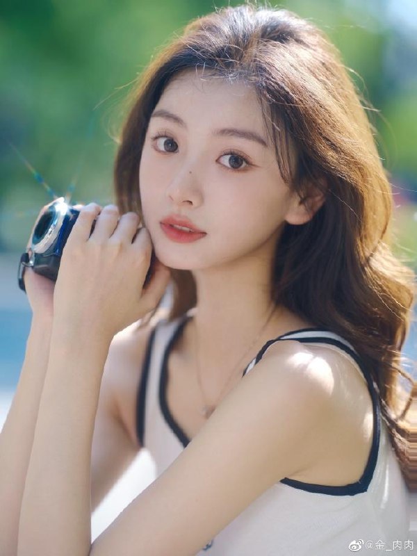 《美女小姐姐照片集》精选高颜值小姐姐写真，展现多样魅力与独特风格，每一张都令人心动️ #美女写真 #小姐姐 #摄影作品 #时尚大片 #社交媒体热门 2025-07-14 00:28:56🔗 