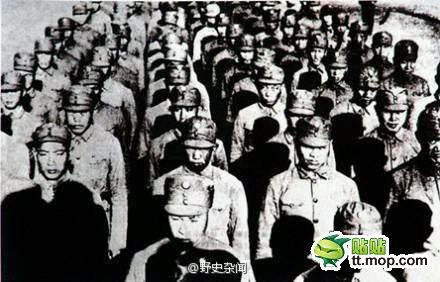 《300个历史书没告诉你的真相 》揭秘历史课本之外的惊人细节，从隐秘事件到被遗忘的人物，颠覆你对过去的认知，满足好奇心与探索欲