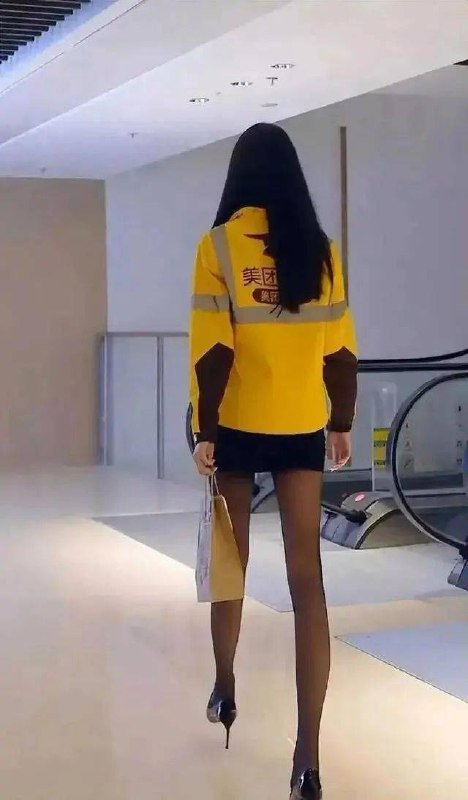 《女同事爱穿黑丝短裙高跟，这工作必须天天上！ 》揭秘职场时尚密码，黑丝短裙高跟如何成为工作日常必备神器！️ #职场时尚 #女同事穿搭 #黑丝短裙高跟 #工作日常 #职场女性 2025-07-14 00:42:49🔗 