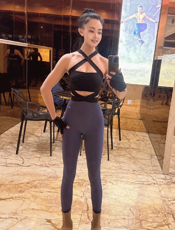 《美臀女王，瑜伽裤yyds，身材太好啦！》展现完美曲线，瑜伽裤搭配尽显身材魅力，自信风采让人眼前一亮！️ #美臀女王 #瑜伽裤yyds #身材管理 #健身穿搭 #自信魅力 2025-07-18 00:35:59🔗 