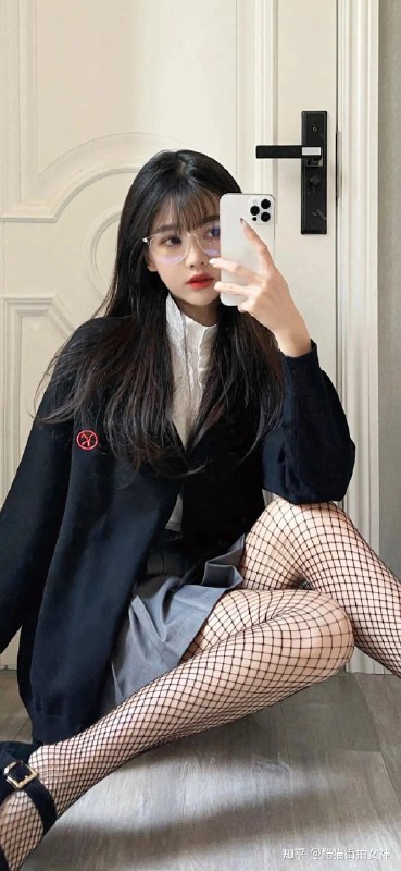 《渣男壁纸丨牛仔辣妹渔网袜写真》牛仔辣妹与渔网袜的碰撞，展现狂野与性感的完美结合，壁纸风格独特吸睛️ #渣男壁纸 #牛仔辣妹 #渔网袜写真 #写真壁纸 #高清壁纸 2025-07-03 11:42:43🔗 