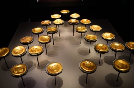 《海昏》揭秘西汉海昏侯墓考古发现，展现惊世文物与历史谜团，再现汉代贵族生活与王朝兴衰