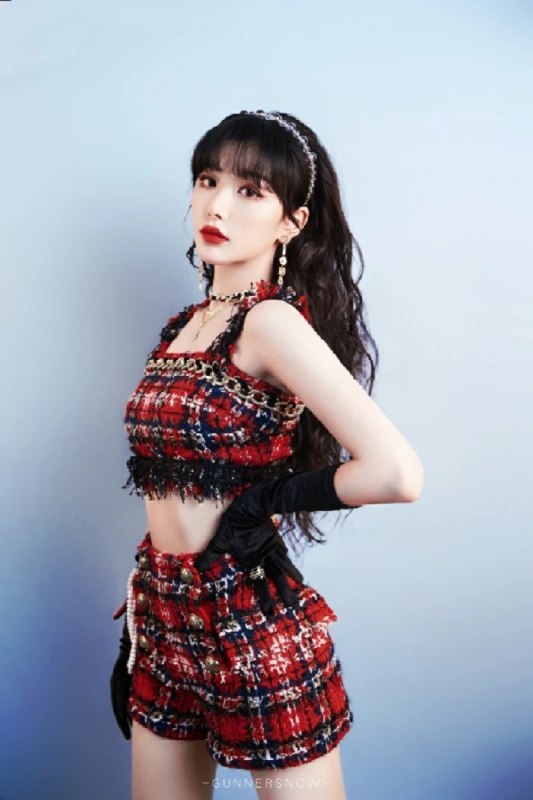 《爱豆壁纸孔雪儿写真》孔雪儿绽放甜美笑容，光影间尽显灵动魅力，多套造型诠释百变风格，每一张都让人心动不已