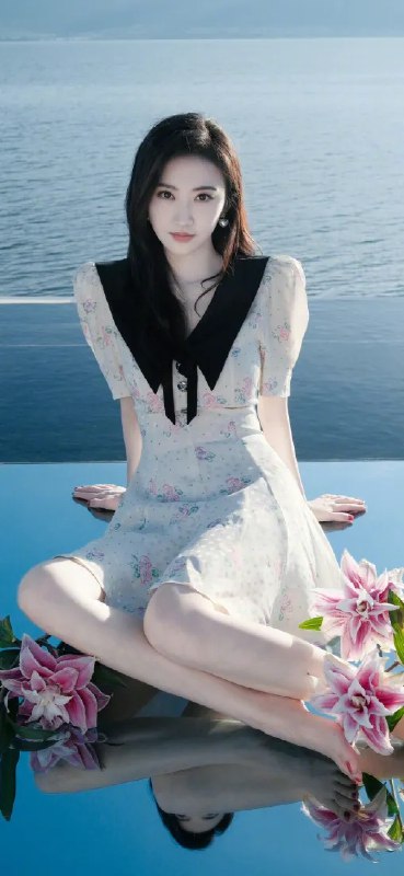 《美女景甜写真壁纸づ》景甜展现多面魅力，光影间诠释优雅与甜美，每一张都让人心动不已