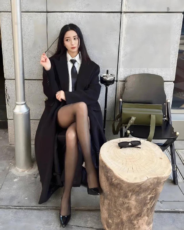 《美腿女王！满屏都是黑丝！这个女模特身材一级棒！ 》性感黑丝搭配完美身材，展现极致诱惑魅力，每一帧都让人心动不已！️ #美腿女王 #黑丝诱惑 #模特写真 #性感大片 #时尚潮流 2025-07-31 03:01:16🔗 