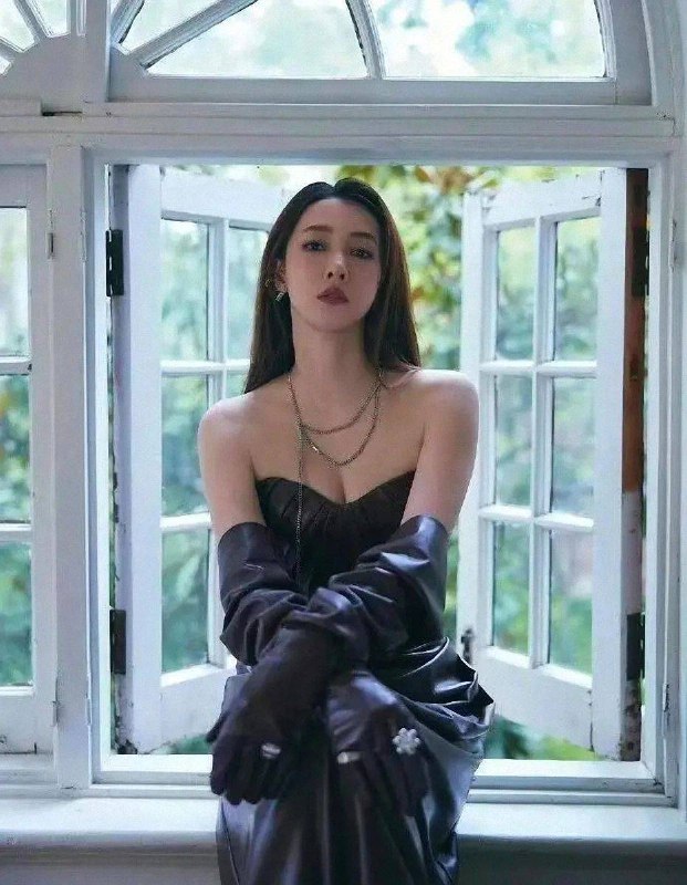 《美女不得不爱的弦子，原来身材那么好》弦子不仅歌声动人，身材管理更是一绝！舞台魅力全开，自信状态满分，难怪女生都羡慕