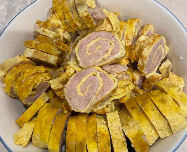 《湘式鸡肉卷》嫩滑鸡腿肉搭配湘式秘制酱料，香辣过瘾，每一口都是地道的湖南风味，唤醒你的味蕾