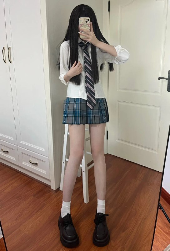 《美女壁纸丨JK短裙甜妹写真》清新JK风短裙甜妹，活力四射的少女感扑面而来，每一张都是心动瞬间！️ #JK少女 #甜妹写真 #美女壁纸 #清纯风 #摄影作品 2025-08-10 23:35:35🔗 