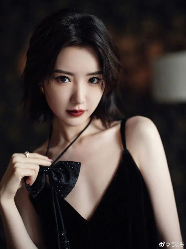 《毛晓彤写真壁纸》毛晓彤甜美笑容与时尚造型完美融合，每一张都充满青春活力，让你手机屏幕瞬间闪耀！️ #毛晓彤  #写真壁纸  #明星壁纸  #手机美化 2025-07-13 01:06:27🔗 