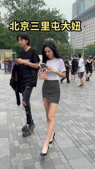 《街拍视频养眼》捕捉街头时尚瞬间，每一帧都是视觉盛宴，让你感受潮流与自然的完美融合