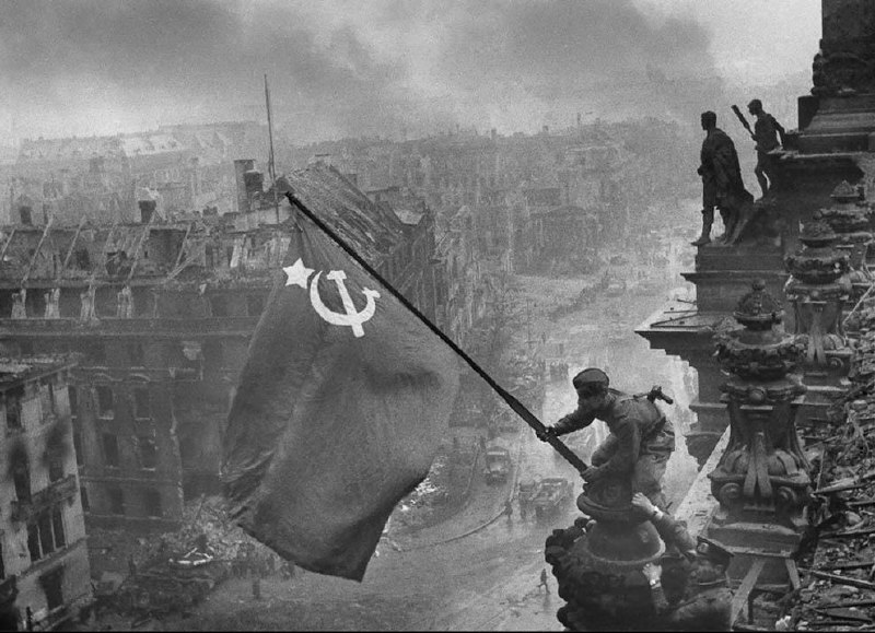 《俄罗斯的战争——苏联抗战史1941-1945》揭秘苏联卫国战争鲜为人知的内幕，从冰天雪地的莫斯科到烈焰中的斯大林格勒，再现东线战场决定性的史诗战役