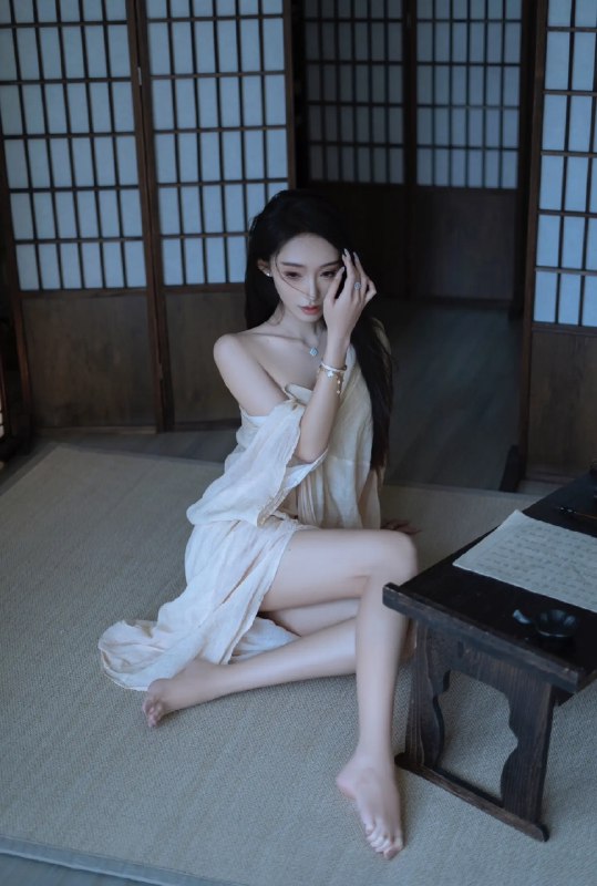《美女写真玉足少女，纯欲风情》少女赤足轻踏，纯欲交织间尽显灵动魅力，每一帧都捕捉到令人心动的细腻瞬间