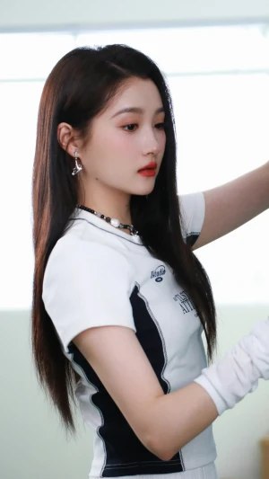《爱豆壁纸丨关晓彤写真》关晓彤甜美写真，清新自然展现青春活力，每一张都是心动瞬间️ #关晓彤 #爱豆壁纸 #写真集 #明星美图 2025-06-30 23:28:03🔗 
