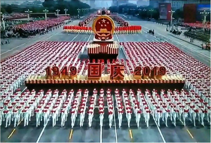 《国内纪录片国庆大阅兵合(19492019)》记录七十年强军征程，展现大国崛起风采