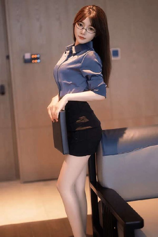 《女秘书办公室写真，肉丝短裙小高跟，绝了》职场魅力尽显，优雅与性感完美结合，展现女秘书的自信风采️ #职场写真 #女秘书 #办公室风情 #肉丝短裙 #小高跟 2025-07-07 00:13:50🔗 