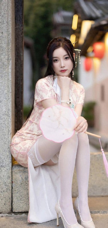 《美女壁纸丨杨晨晨旗袍茶艺白丝写真》杨晨晨身着旗袍演绎茶艺，白丝点缀更显优雅，古典与现代的完美融合️ #旗袍写真 #杨晨晨 #茶艺写真 #白丝 #美女壁纸 #摄影作品 2025-07-15 01:02:51🔗 