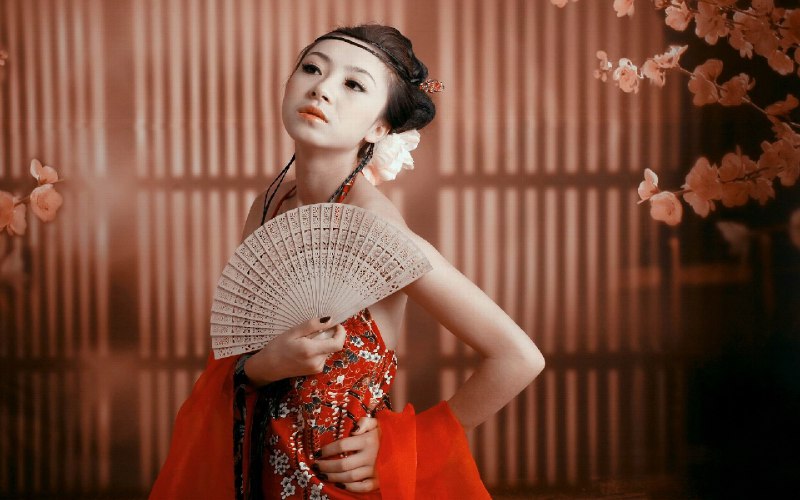 《美女壁纸大唐女帝风古装写真》凤冠霞帔尽显女帝威仪，红妆金饰衬托盛世风华，每一张都仿佛穿越千年，带你梦回大唐辉煌时代