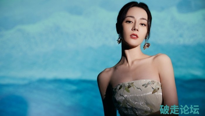 《迪丽热巴写真壁纸》镜头下的迪丽热巴，每一帧都惊艳！绝美颜值与多变风格交织，展现独特魅力，让人心动不已
