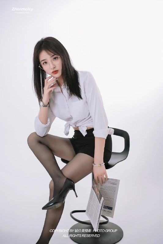 《肉丝包臀短裙！女秘书戴上眼镜，谁能顶得住？》女秘书造型性感又知性，肉丝包臀短裙搭配眼镜，魅力值拉满，职场诱惑让人心跳加速！️ #职场诱惑 #肉丝包臀短裙 #女秘书 #眼镜杀 #性感穿搭 2025-07-01 01:51:05🔗 
