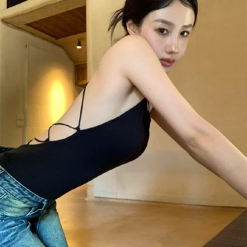 《瑜伽纯欲风美背写真》展现优雅背部的柔美线条，纯欲风瑜伽写真，尽显健康与性感魅力️ #瑜伽写真 #纯欲风 #美背 #瑜伽摄影 #健康美 2025-07-30 16:10:16🔗 