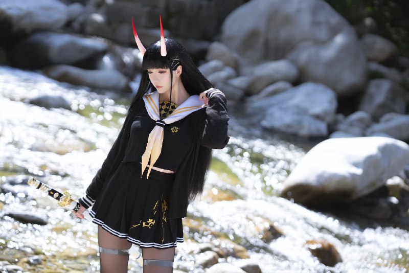 《极品写真-星之迟迟 – 碧蓝航线 爱宕》爱宕身着优雅和服，在樱花树下绽放温柔魅力，将角色神韵与春日氛围完美融合