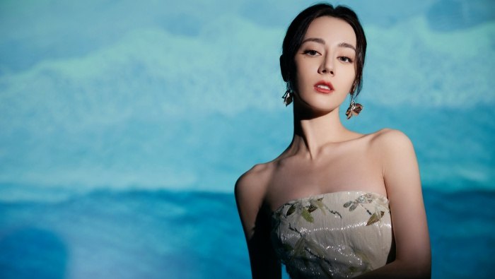 《迪丽热巴写真壁纸 》迪丽热巴绝美写真，每一张都是视觉盛宴，展现女神多样魅力️ #迪丽热巴  #写真壁纸  #高清美图 2025-07-23 03:31:35🔗 