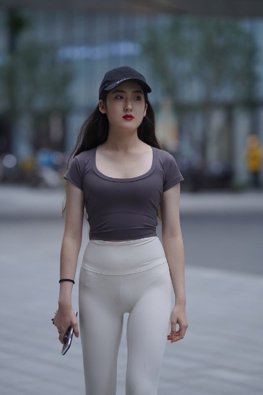 《精选美女写真作品|白色紧身瑜伽裤女生》展现优雅身姿与健康活力，白色瑜伽裤勾勒完美曲线，尽显女性柔美与力量️ #瑜伽裤女生 #精选美女写真 #白色紧身 #健身时尚 #摄影作品 2025-07-22 01:01:40🔗 