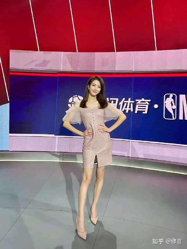 《NBA最美女主播！这大长腿，超顶啊！》气质出众的主播搭配吸睛大长腿，NBA赛场外的亮丽风景线️ #NBA最美女主播  #篮球宝贝  #体育主播 2025-07-12 23:34:30🔗 