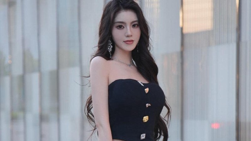 《视频号美女-颜可舞蹈视频》颜可舞姿灵动如仙子，每一个动作都充满韵律与美感，让人沉醉其中无法自拔