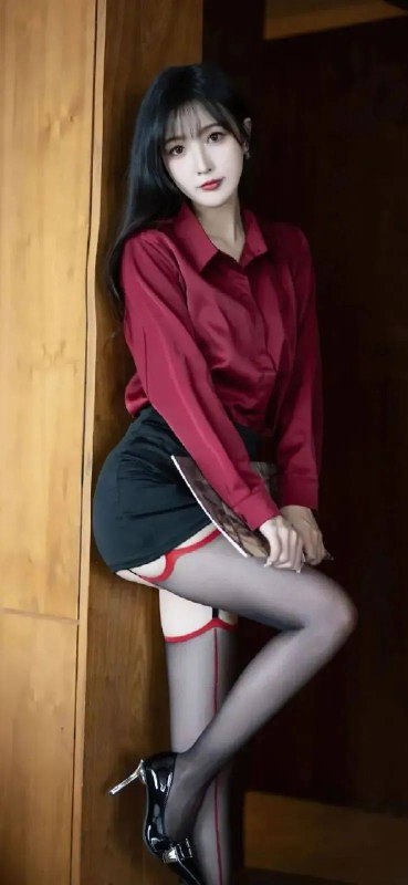 《渣男壁纸极品秘书超长美腿写真》绝美秘书展现超长美腿，精致画面凸显优雅气质，视觉冲击力十足，带来极致诱惑体验