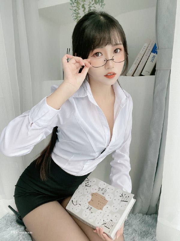 《写真不呆猫 – 黑丝包臀》黑丝勾勒曼妙曲线，包臀裙尽显性感魅力