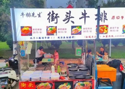 《小吃摆摊》独特秘制酱料搭配新鲜食材，每日现做现卖，口感鲜美回味无穷，吸引众多食客排队品尝，地道风味让人流连忘返