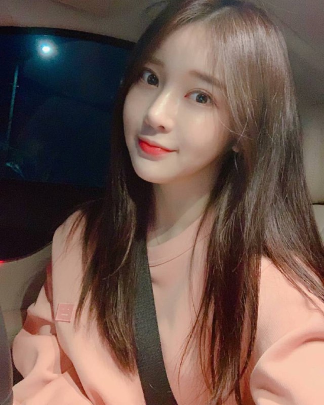 《韩国主播BJ布莉直播录像！性感可爱》布莉主播在直播中展现双重魅力，性感与可爱无缝切换，互动环节趣味十足，粉丝反响热烈