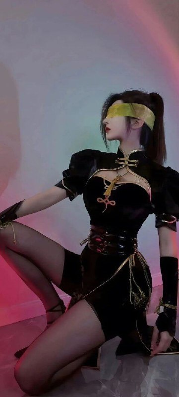 《渣男壁纸荷花少女白皙香肩写真 》香肩微露与荷花的清纯交织，勾勒出纯欲氛围，画面光影细腻，少女肌肤白皙透亮，仿佛夏日里的一抹清凉