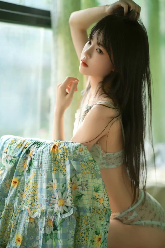 《极品写真-桜桃喵 – 葵》清新夏日葵花主题，光影间尽显少女灵动与自然之美，每一帧都充满治愈感