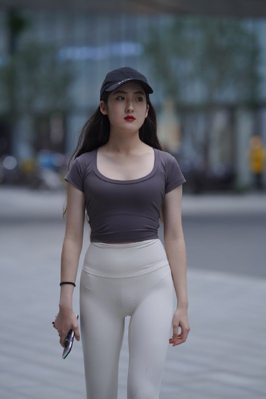 《精选美女写真作品白色紧身瑜伽裤女生》展现女性柔美与力量，白色紧身瑜伽裤勾勒完美曲线，尽显健康活力️ #瑜伽裤女生 #精选美女写真 #白色紧身 #健身写真 #社交媒体热门 2025-07-18 00:24:53🔗 