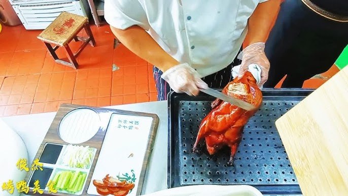 《北京烤鸭制作技术》传统工艺与现代技术完美结合，揭秘北京烤鸭金黄酥脆、肉质鲜嫩的独家秘诀