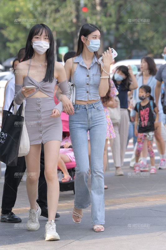 名称：《精选美女写真作品|高挑紧身牛仔裤美女 》亮点：高挑身材搭配紧身牛仔裤，尽显优雅曲线与时尚魅力，每一张都是视觉享受标签：#高挑美女 #紧身牛仔裤 #精选写真 #摄影作品更新日期：2025-06-21 02:43:36链接：
