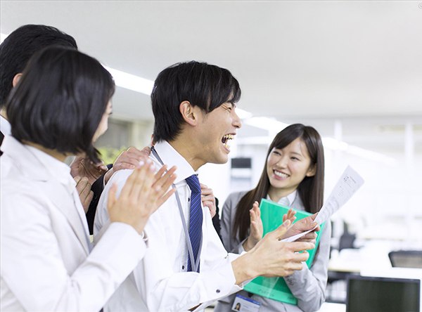 《职场新人 》聚焦职场新人的成长与挑战，真实展现从学生到职场人的蜕变历程，激励新人勇敢面对职场困境