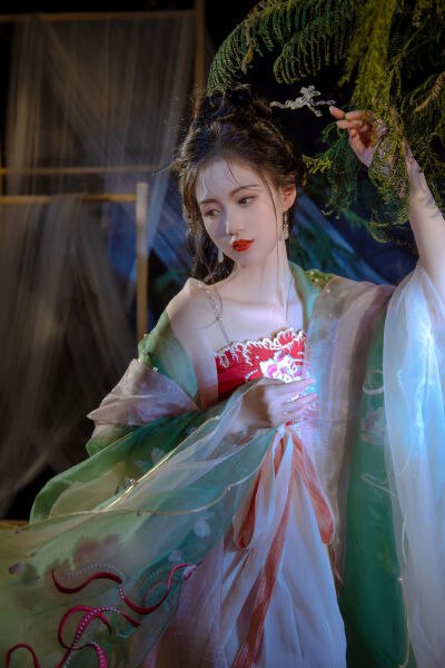 《美女写真古典戏服下的少女风采》古典戏服与少女的完美融合，展现东方韵味与青春气息，镜头捕捉细腻情感与唯美瞬间