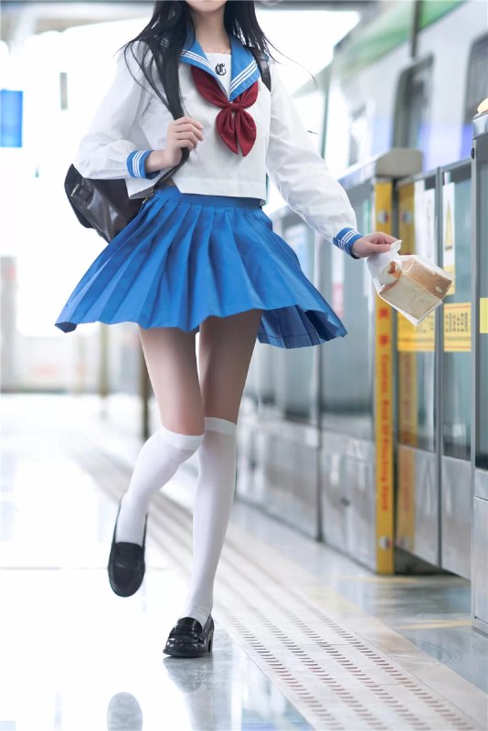 《极品写真-桜桃喵 – 地铁JK》桜桃喵化身清纯JK现身地铁站台，制服与光影交织出梦幻氛围，慵懒眼神与俏皮姿态完美诠释日系少女的悸动与美好