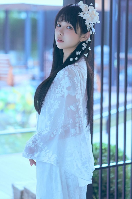 《极品写真-Shika小鹿鹿 – 新中式》小鹿鹿演绎新中式美学，将传统元素与现代时尚完美融合，尽显东方韵味与独特魅力