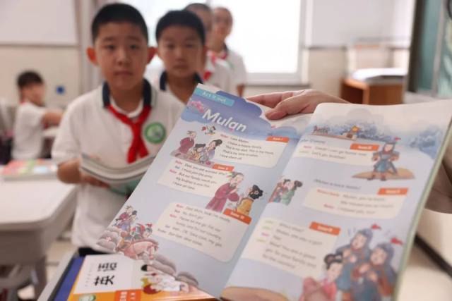 《小学英语2024新教材完全解读提升小学英语水平》紧扣2024新教材，全面提升听说读写能力，助力小学生轻松掌握英语核心知识点