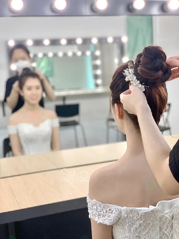 《新娘发型课程》专业导师亲授，手把手教学多种新娘发型技巧，从基础到高级，轻松掌握婚礼造型秘籍，助你成为婚礼造型师