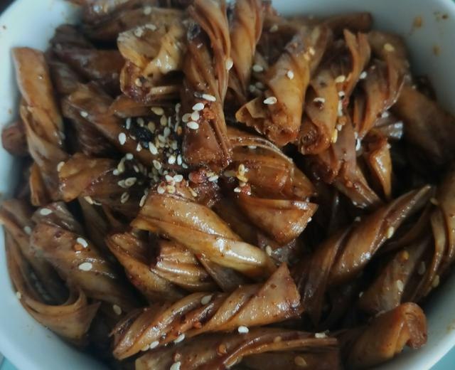 《麻辣豆筋细节制作教学》独家秘制配方，从泡发到调味步步详解，辣香浓郁口感Q弹，新手也能轻松做出地道川味小吃！️ #美食教程 #麻辣豆筋 #抖音美食 2025-08-27 02:41:11🔗 