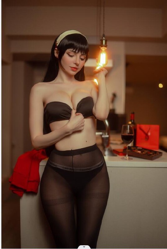 《PeachMilky - 爱尔兰coser写真合集》爱尔兰精灵般的气质，将角色与自然完美融合，每一张都充满梦幻与生命力，宛如童话中走出的少女
