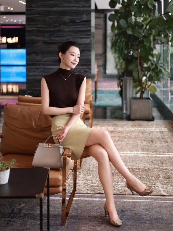 《美艳少妇！气质佳身材棒！真的好有韵味~》优雅气质与完美身材的完美结合，尽显成熟女性的独特魅力，让人一见倾心