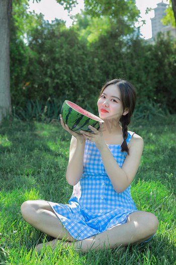 《吃瓜少女运动服写真》活力四射的吃瓜少女，运动风写真展现青春魅力，甜美笑容与动感造型完美融合️ #运动写真 #吃瓜少女 #少女写真 #运动风 #摄影作品 2025-06-29 23:47:01🔗 